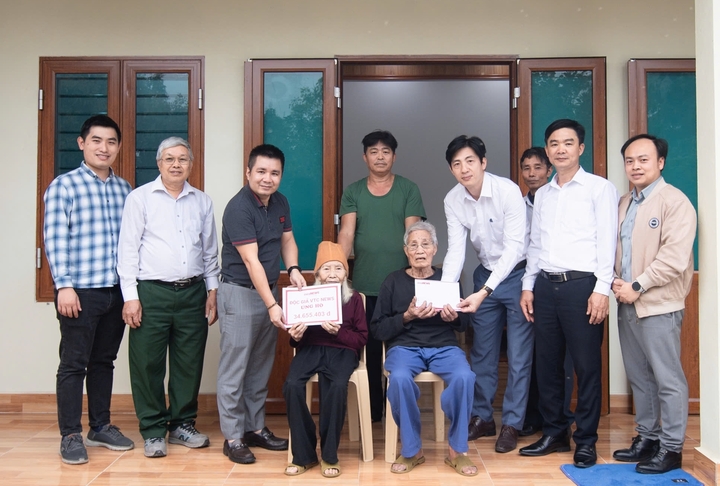 Đại diện Báo Điện tử VTC News phối hợp chính quyền xã A Sào, tỉnh Hưng Yên trao 34.655.403 đồng đến gia đình ông Bùi Văn Loan. (Ảnh: Thành Vĩnh)