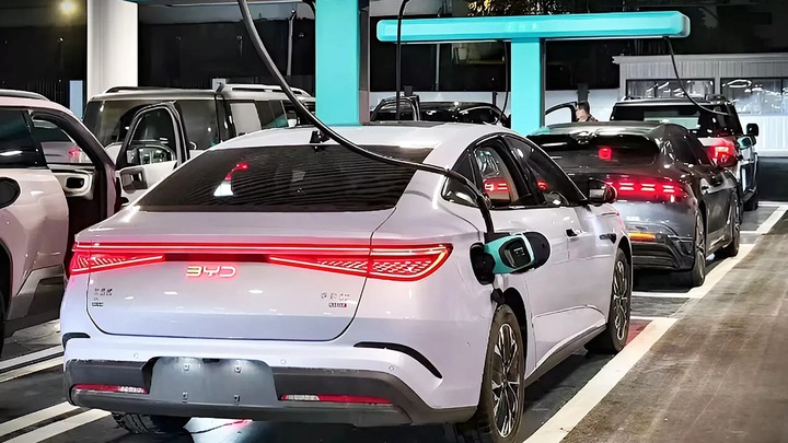 Mô hình trạm sạc điện siêu nhanh của BYD với thiết kế mái che và giàn treo tương tự trạm xăng truyền thống.