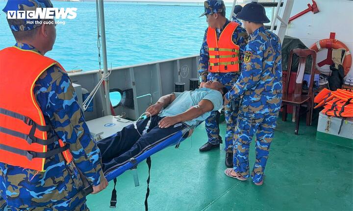 Cán bộ, thủy thủ đưa ngư dân bị nạn lên tàu để vận chuyển về Bệnh xá đảo Trường Sa để cấp cứu.