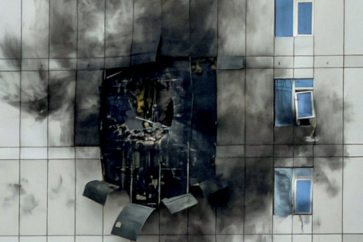 Một tòa nhà bị hư hại sau cuộc tấn công bằng UAV của Iran vào khu vực Juffair, thủ đô Manama, Bahrain, ngày 1/3/2026. Ảnh: Reuters