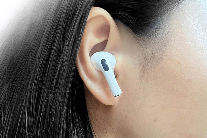 Đeo tai nghe 1-3 giờ mỗi ng&agrave;y, người trẻ đối mặt nguy cơ điếc sớm- Ảnh 1.