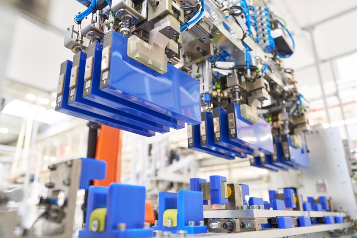 Hệ thống rô-bốt tự động thực hiện các công đoạn lắp ráp. (Ảnh: Skoda)