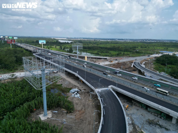 TP.HCM và Đông Nam bộ đang chạy đua đầu tư hạ tầng kết nối, với mục tiêu tạo sức lan tỏa phát triển kinh tế - xã hội cho cả khu vực; thúc đẩy chuyển dịch cơ cấu kinh tế vùng kinh tế trọng điểm phía Nam và cả nước.