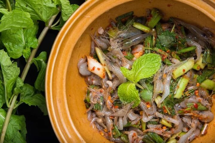 Món Goong Ten được nhiều người yêu thích vì hương vị tươi ngon, tẩm ướt gia vị đậm đà. (Ảnh: Asia King Travel)