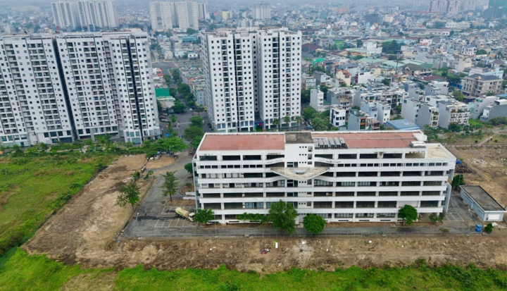 Depot Tham Lương, tòa nhà điều hành toàn tuyến cùng các hạng mục phụ trợ của Metro Bến Thành - Tham Lương đã cơ bản hoàn thiện phần kiến trúc bên ngoài.