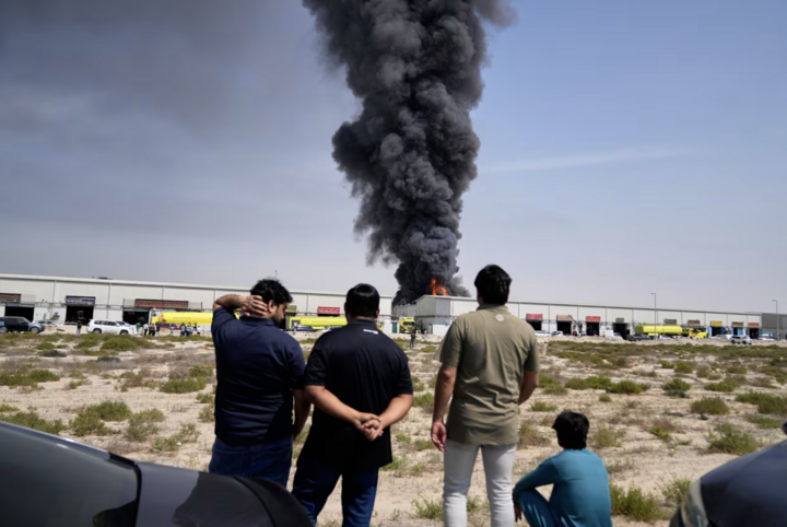 Ngọn lửa và cột khói đen bốc lên từ một nhà kho tại khu công nghiệp thành phố Sharjah, Các Tiểu vương quốc Ả Rập Thống nhất. (Nguồn: CNN)