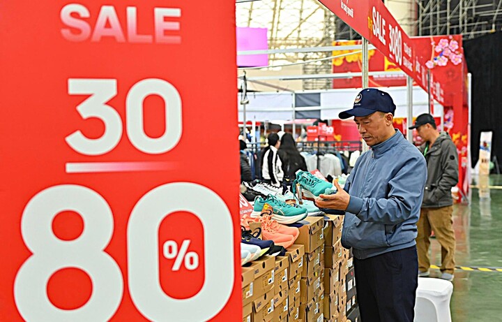 Nhiều mặt hàng được khuyến mãi mạnh tại hội chợ mùa Xuân.