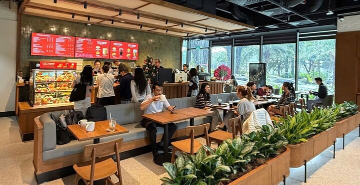 Các cửa hàng tại ROX Tower Goldmark City luôn đông đúc phục vụ nhu cầu của cả khối văn phòng và cư dân KĐT.