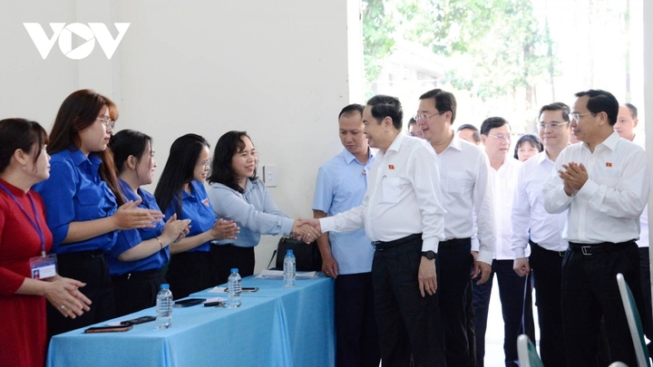 Chủ tịch Quốc hội Trần Thanh Mẫn tiếp xúc cử tri tại xã An Nhơn Tây.