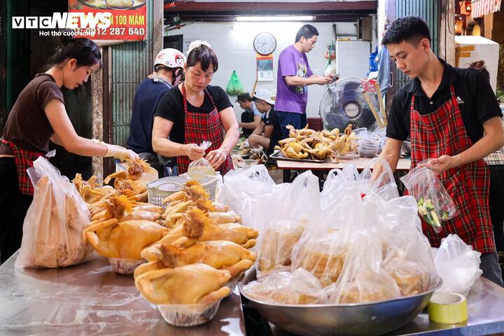 Giá hoa tươi tăng mạnh trong ngày rằm tháng Giêng - 14