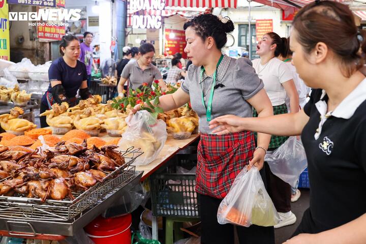 Chị Hoàng Dung, chủ cửa hàng chuyên bán gà lễ tại chợ Hàng Bè, cho biết những ngày cận rằm tháng Giêng, đầu bếp phải bắt đầu công việc từ 2h sáng.