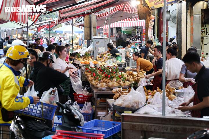 Tại chợ Hàng Bè, mặt hàng gà cúng cũng được tiêu thụ mạnh, sức mua sôi động không kém dịp Tết Nguyên đán.