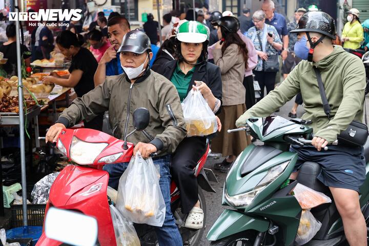 Giá hoa tươi tăng mạnh trong ngày rằm tháng Giêng - 19