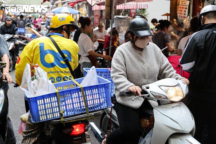 Giá hoa tươi tăng mạnh trong ngày rằm tháng Giêng - 16