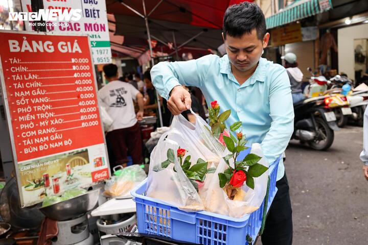 "Chỉ trong buổi sáng đã giao hơn 10 đơn và dự kiến đến trưa có thể lên tới 20 - 30 đơn", một shipper nói.