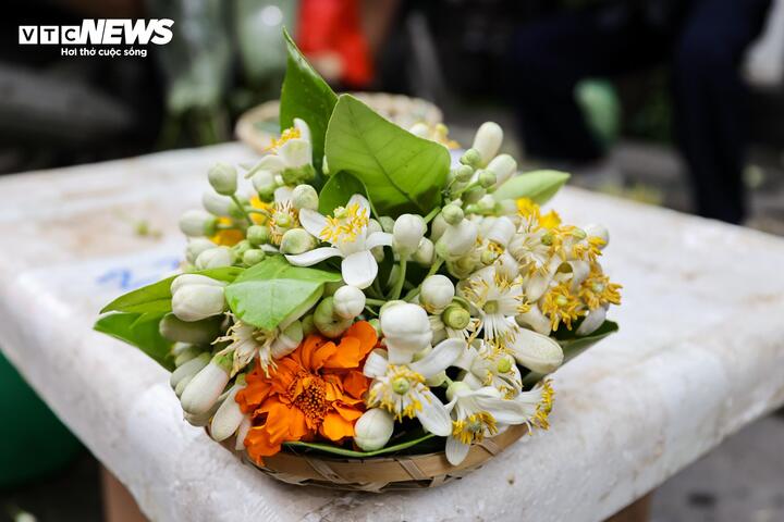 Giá hoa tươi tăng mạnh trong ngày rằm tháng Giêng - 6