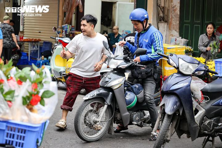 Giá hoa tươi tăng mạnh trong ngày rằm tháng Giêng - 15