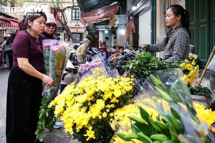 Hoa tươi là mặt hàng được tiêu thụ mạnh nhất trong dịp này, kéo theo giá bán tăng đáng kể so với ngày thường. Nhiều loại hoa thậm chí giữ mức cao tương đương thời điểm Tết Nguyên đán vừa qua.