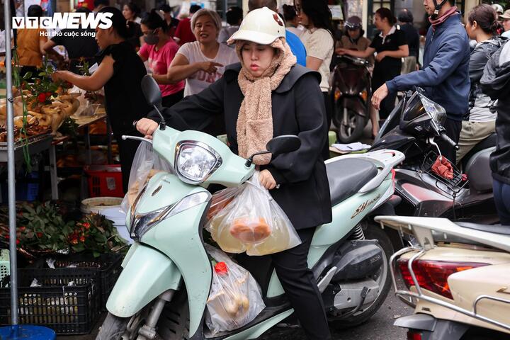 Giá hoa tươi tăng mạnh trong ngày rằm tháng Giêng - 18