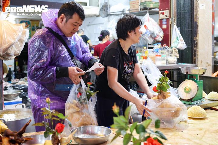 Giá hoa tươi tăng mạnh trong ngày rằm tháng Giêng - 13