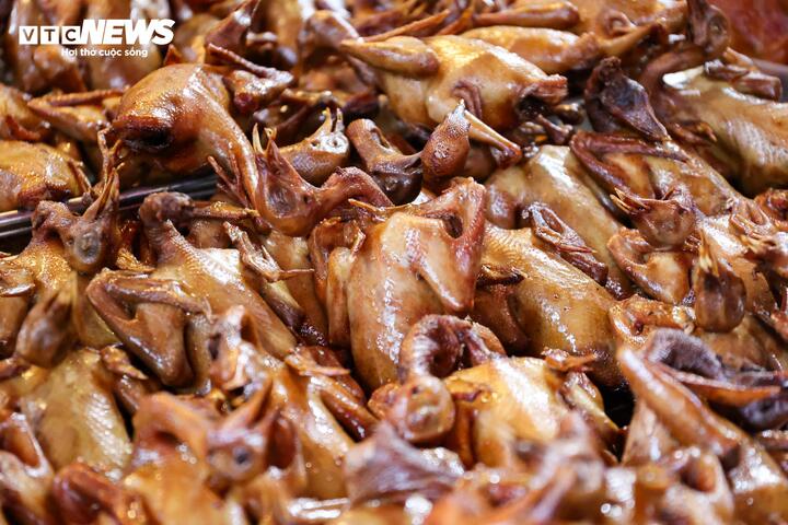 Giá hoa tươi tăng mạnh trong ngày rằm tháng Giêng - 11