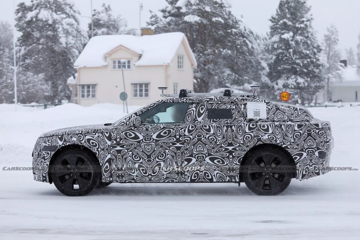 Range Rover Velar 2026 trên đường chạy thử với kiểu dáng khí động học khác biệt hoàn toàn bản cũ. (Ảnh: Carscoops)
