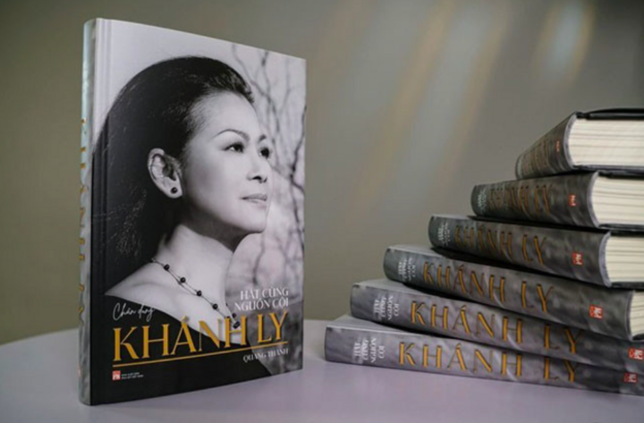 Cuốn sách "Hát cùng nguồn cội – Chân dung Khánh Ly" với điểm nhấn là chương viết về mối tri âm giữa Khánh Ly và Trịnh Công Sơn cùng nhiều bút tích, tư liệu lần đầu công bố.
