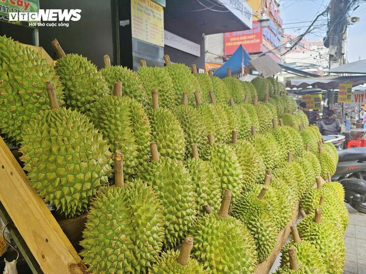 Sầu riêng Ri6 đang được bày bán tại chợ Thị Nghè, TP.HCM với giá 130.000 đồng/kg.