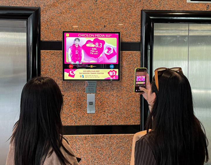 Người xem check-in lời chúc cá nhân hóa đầy sáng tạo từ thần tượng.