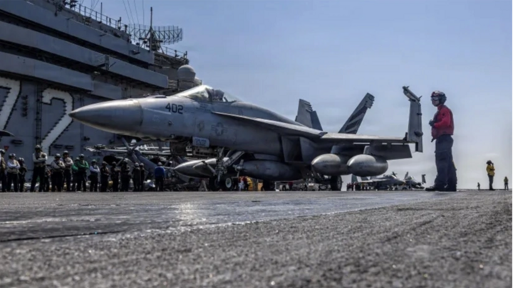 Tiêm kích F/A-18E Super Hornet trên boong tàu sân bay lớp Nimitz USS Abraham Lincoln của Hải quân Mỹ, chuẩn bị tham gia chiến dịch Epic Fury nhằm vào Iran từ một địa điểm không được tiết lộ hôm 2/3.