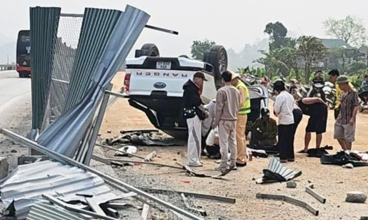 Hiện trường xe bán tải đâm rào tôn trên cao tốc Nội Bài - Lào Cai khiến một người tử vong sáng 3/3. (Ảnh: Phạm Quang)