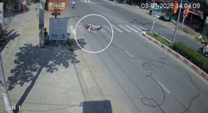 Người phụ nữ té do vướng dây điện.