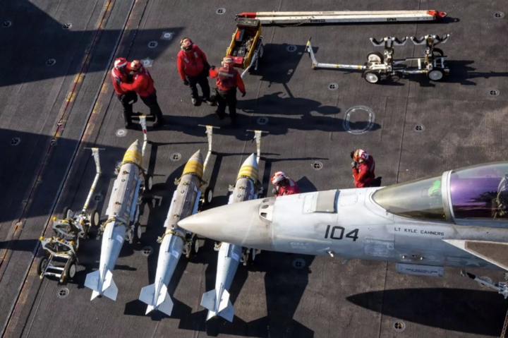 Tiêm kích F/A-18F Super Hornet trên tàu sân bay USS Abraham Lincoln của Mỹ. (Ảnh: AP)