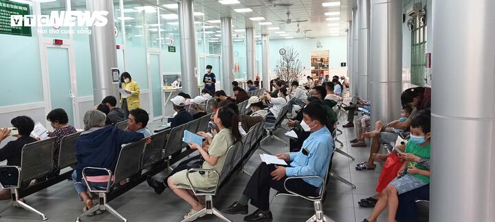 Đông đảo người dân đến Viện Pasteur tiêm vaccine phòng bệnh sau Tết.