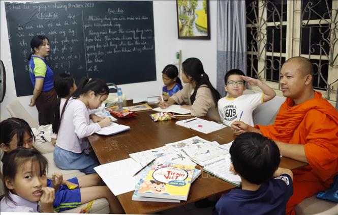 Lớp học tiếng Việt tình thương tại Chùa Phật tích Viêng Chăn. (Ảnh: Phạm Kiên/ TTXXVN)