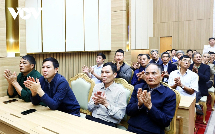 Các đại biểu và cử tri dự hội nghị.