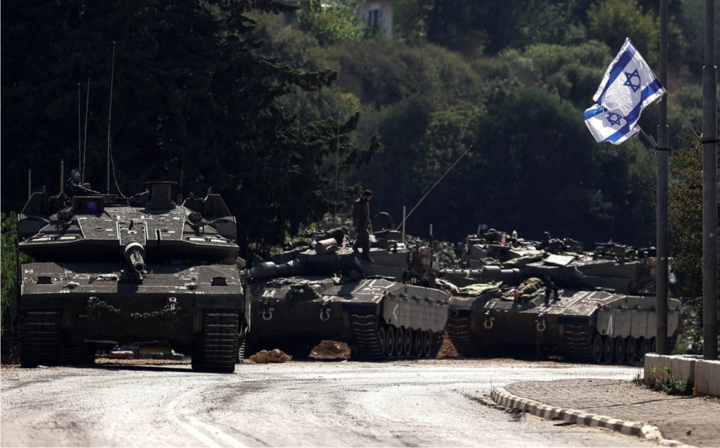 Xe tăng Israel sát biên giới Lebanon. (Ảnh: Reuters)