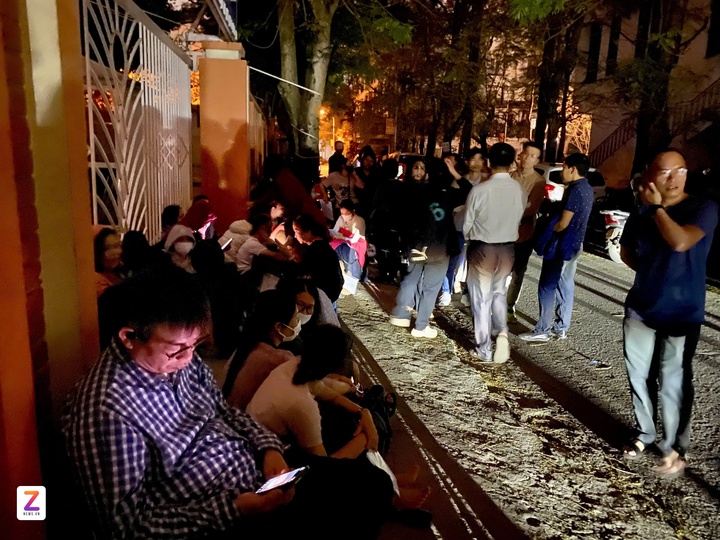 Phụ huynh mang ghế nhựa, đội mưa xuyên đêm giành suất vào lớp 10 cho con - 4