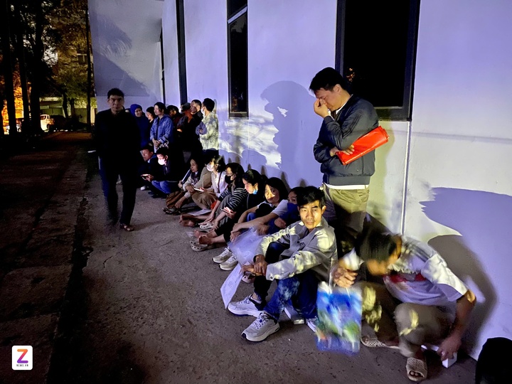 Phụ huynh mang ghế nhựa, đội mưa xuyên đêm giành suất vào lớp 10 cho con - 3