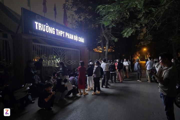 Hàng trăm phụ huynh xếp hàng từ tờ mờ sáng trước cổng trường THPT Phan Bội Châu. (Ảnh: Ngọc Bích)
