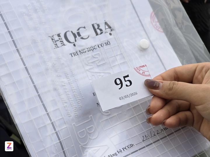 Trường bắt đầu làm việc lúc 7h30 và phát phiếu chính thức theo danh sách phụ huynh đã lập. (Ảnh: Ngọc Bích)