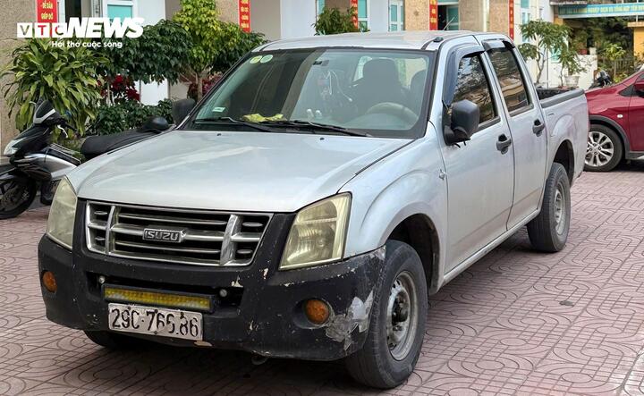 Chiếc ô tô bán tải do Phương lái tạt đầu xe máy.