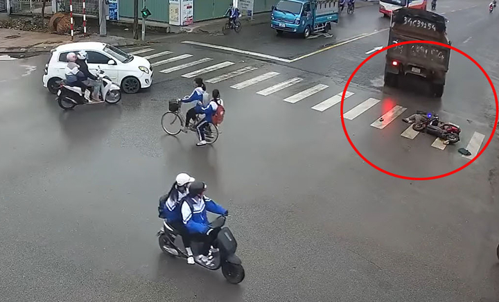 Sau va chạm, xe tải dừng lại giây lát rồi tiếp tục tiến về phía trước.