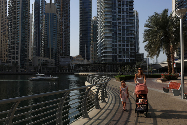 Người dân đi dạo ở Dubai bất chấp chiến sự căng thẳng giữa Mỹ - Israel và Iran. (Ảnh: Reuters)