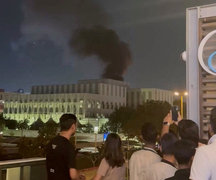 Khói bốc lên nghi ngút từ khu vực gần Lãnh sự quán Mỹ tại Dubai.