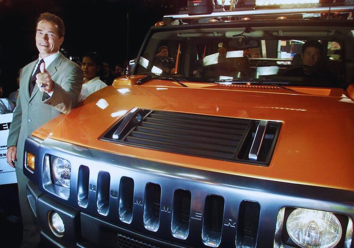 Tài tử Arnold Schwarzenegger bên mẫu xe ý tưởng (concept) Hummer H2 SUT tại buổi ra mắt tháng 4/2001.