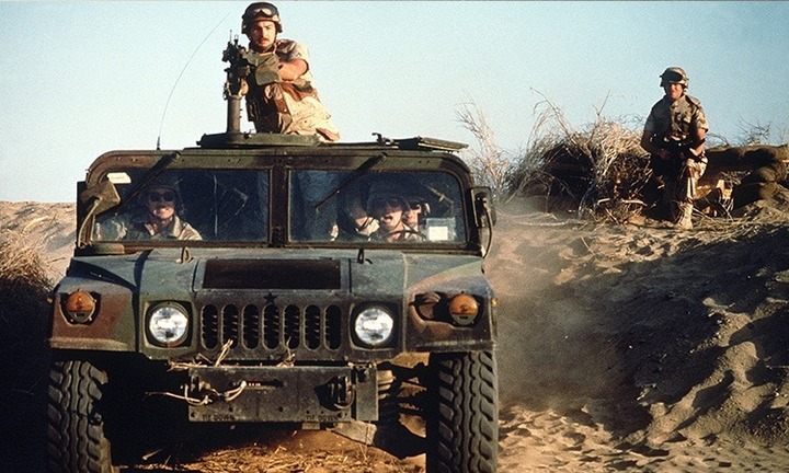 Chiếc Humvee quân sự (HMMWV) trên chiến trường vùng Vịnh.