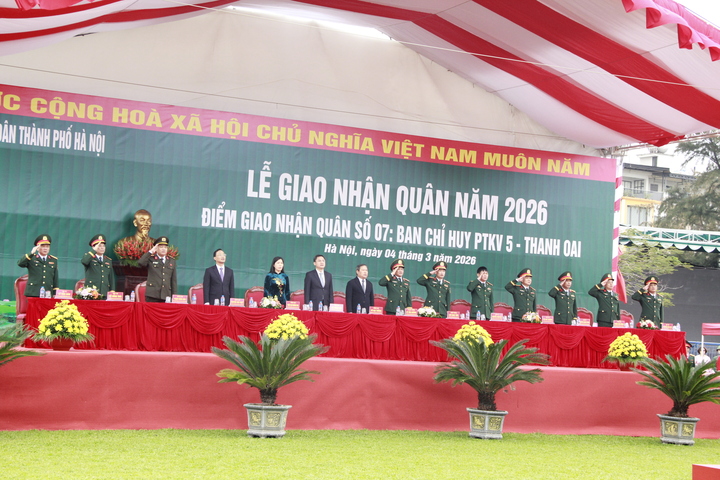 Các đại biểu tham dự Lễ giao nhận quân tại Ban Chỉ huy Phòng thủ khu vực 5 - Thanh Oai.