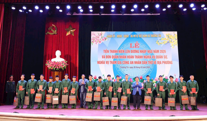 Năm nay, xã Thường Tín ,HN có 51 tân binh, trong đó 44 thanh niên thực hiện nghĩa vụ quân sự và 7 thanh niên thực hiện nghĩa vụ Công an nhân dân. Trước đó ngày 28/2, xã Thường Tín đã tổ chức gặp mặt, tặng quà và động viên các tân binh lên đường nhập ngũ.