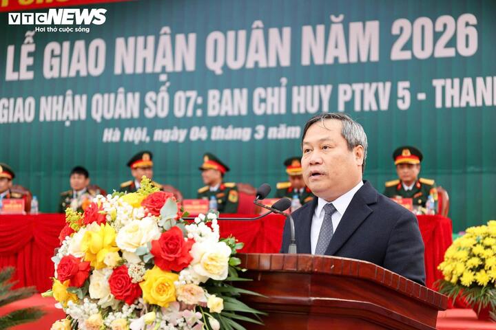 Ông Vũ Đại Thắng, Chủ tịch UBND TP Hà Nội, Chủ tịch Hội đồng Nghĩa vụ quân sự TP Hà Nội, dự và phát biểu động viên các tân binh.